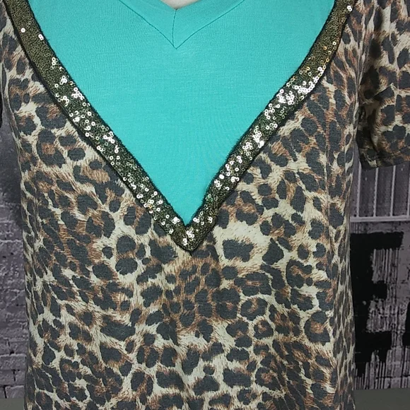 Heimish Sequin and Leopard Print V Neck Top Sz 1X - Picture 2 of 6
